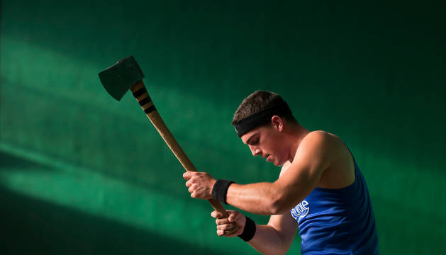 Iker Vicente en acción durante la eliminatoria del campeonato navarro de aizkora en Huarte.