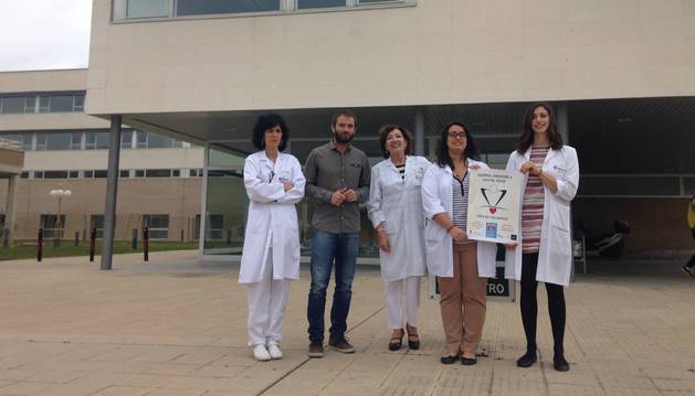 Desde la izquierda, María del Mar Paternáin Osés (jefa de Urgencias), Koldo Leoz Garciandia (alcalde de Estella), Marisa Hermoso de Mendoza Merino (directora del García Orcoyen) y las médicas residentes Pepa Redín Sagredo e Isis Fau Sánchez delante de la fachada del hospital.
