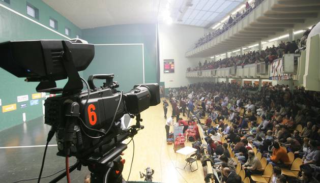 Una cámara de televisión durante un partido de pelota en el frontón Labrit de Pamplona.