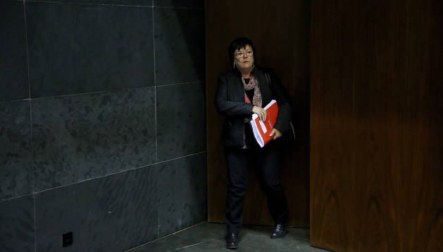 La consejera de Interior, María José Beaumont, entra en el salón de plenos del Parlamento.
