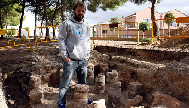 Aitor Alzueta Chivite posa junto a los restos el hipocausto de la villa romana de Ribaforada antes de que se taparan para protegerlos.