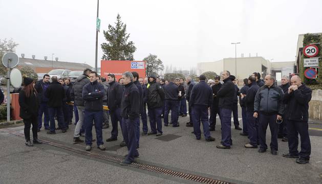 Miembros del comité y la plantilla de TRW ante el acceso principal de la fábrica de Landaben.