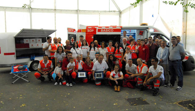 Imagen de representantes de Cruz Roja con voluntarios y alcaldes de la zona en la presentación de los dos nuevos vehículos.