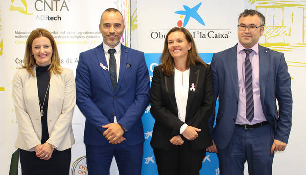 Desde la derecha, Leire Armendáriz, directora del Área de Negocio de CaixaBank en la zona Media; Héctor Barbarin, director general de CNTA; Ana Díez Fontana, directora territorial de CaixaBank en Navarra; y José María Mateo, director de la sucursal de San Adrián.