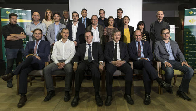 Imagen con representantes de Caja Rural de Navarra y empresas que se han beneficiado de la línea Inicia de la entidad financiera.