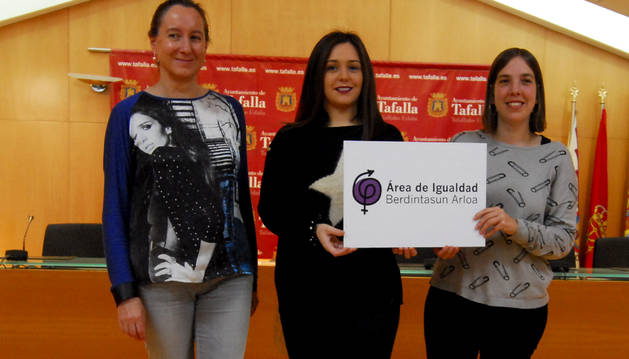 Desde la izda., la concejala Rakel Álvarez; la autora del logotipo, Paloma Zaratiegui Ibarrola; y la técnica del área, Imelda Mañeru.