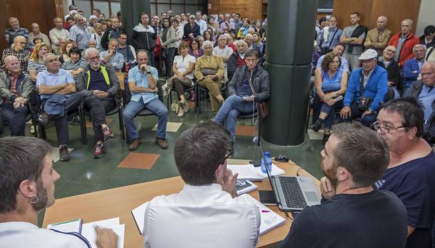 Un momento de la asamblea, con los ediles Unai Errazquin y Pablo Ezcurra, además de los técnicos de Tracasa, María Jesús Perfecto y Jesús Valencia, que informaron a los vecinos en un salón abarrotado.