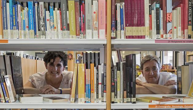 Ana Amestoy, la bibliotecaria de Mendavia (izquierda), y Lucía Cordovín, tesorera de Leer Juntos, posando.