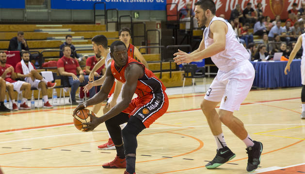 El pívot del Basket Navarra, Koné Moussa, protege el balón ante Matagrano del Real Murcia.