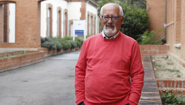 Jesús Elso Tartas posa en el exterior de la antigua Maternidad del Hospital de Navarra, donde inició su carrera de casi 40 años en el servicio de Pediatría del CHN.