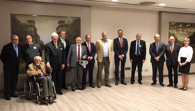 En la imagen los galardonados el viernes por la Sociedad Hispano-Alemana del norte de España. Desde la izquierda: Javier Chourraut, Jesús Barrientos, José Javier Gortari, Klaus Schumann, Christoph Dornschfeldt, Jesús Hernández Aristu (con el galardón entregado), Manu Ayerdi, Joseba Asiron, Karsten Grabenstroer, Paul Schröder, Enrique Maya, Alfredo Jaime y Cristina Doria.