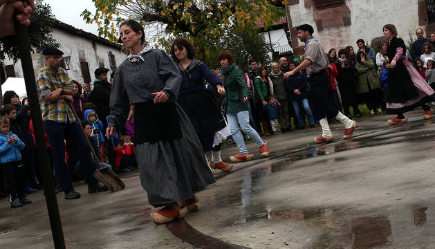 Arizkun celebra el día en honor a la sidra el 'Kirikoketa Eguna'. La palabra