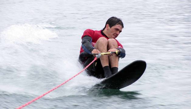 Mikel Bidaurre Barandalla, de 34 años, quedó en silla de ruedas tras un accidente de moto en 2008. Desde entonces, su vida es un constante reto: esquí, surf, piragüismo, buceo, natación...