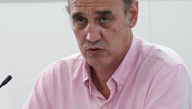 El asesor jurídico de la asociación de escritores ACE, Carlos Muñoz, en Pamplona.