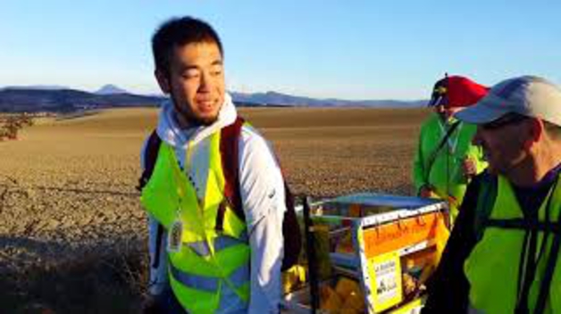 Voluntarios japoneses limpian el Camino de Santiago en Navarra