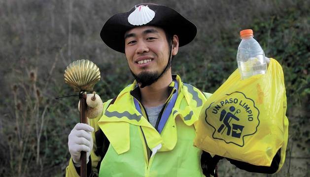Cada 4 meses, voluntarios japoneses recorren las cunetas de la ruta jacobea en Navarra para recoger basura. Así se vive una etapa a su lado