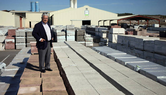 José Luis Moracho Amigot, fundador y presidente de PVT, en la fábrica de Cabanillas, sobre algunas de las baldosas que fabrican.