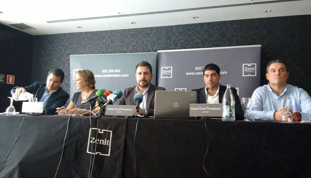 Juan Ramón Lafón, en el centro, durante la rueda de prensa de este miércoles al mediodía.