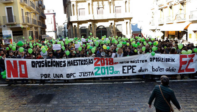 Imagen de los participantes en la concentración, que portaron globos verdes con mensajes para reclamar la convocatoria de la OPE en 2019.