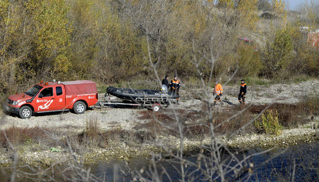 Labores de búsqueda en lancha en el río Aragón a su paso por Caparroso.