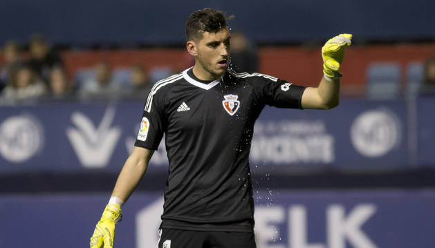 Sergio Herrera se refresca durante el partido contra el Alcorcón tratando de despejarse tras el encontronazo con Pereira