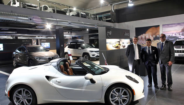 De izquierda a derecha, Luca Parasacco, consejero delegado de FCA Group en España y Portugal, Sergio Sola, gerente de Vian, y Javier Eseverri, director comercial de Vian, ante un Alfa Romeo 4C.