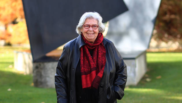 Marysa Navarro posa junto a la escultura de Oteiza en el campus de la Universidad Pública de Navarra.