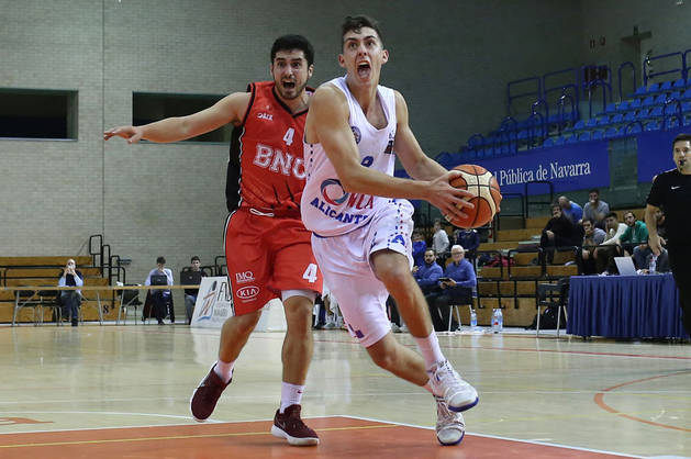 Imagen del base del Basket Navarra, Álex Calvo, ante Adrián Chapela, del Alicante, este viernes.