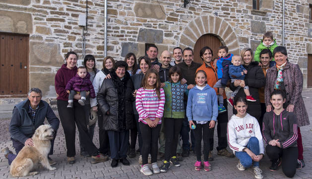 De izquierda a derecha, delante, las niñas Aroa Equisoain, Anne y Miren Huarte, Maider y Alaiz Mendiluze; y detrás, Javier Vizcay y su perro Ori, Sonia Vizcay, Itsasne Urio, Maria Vizcay, Sara Sanz, Angeles Esain, Angerua Armendariz, Nieves Huarte, Francisco Equisoain, Jesús Mari Etxeberria, Alfredo Urio, Jose Mari Huarte, Eric, Martin y Daniel Verdor, María Equisoain, Unai Mendiluze, Iker Zuasti y Lourdes Seminario.