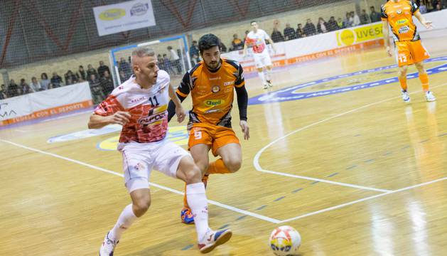 El jugador de ElPozo Miguelín conduce el balón presionado por Iago, futbolista del Ribera, en el partido de ayer.