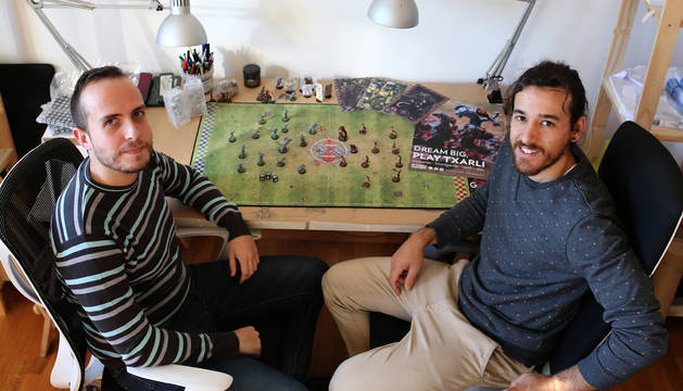 A la izquierda, Carlos Pileño, ingeniero de formación, junto al diseñador Javier Vidorreta.
