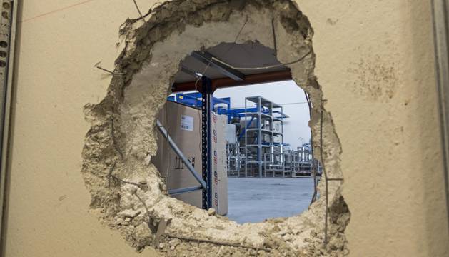 Uno de los butrones que se realizaron en las paredes de hormigón prefabricado de las naves.