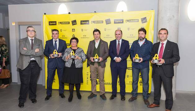 LOS GALARDONADOS. De izquierda a derecha, Tito Navarro ( editor de Navarracapital.es); Benito Jiménez Cambra (Congelados de Navarra); Mª Carmen Mesa Belloso (Fridela); Juanma Garro Redín (Lacturale); Manu Ayerdi (vicepresidente del Gobierno foral); Ramón San Martín Erice (El Caserío de Tafalla) y Santiago Sala González (Apex).