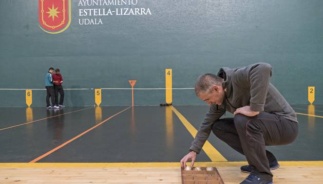 LLENAZO. El Remontival se llenará el sábado. Beloki, junto al material en la elección de ayer.
