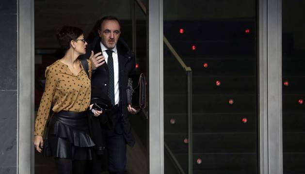 María Chivite (PSN) y Javier Esparza, ayer, accediendo al pleno del Parlamento en el que se debatían enmiendas a la reforma fiscal del Gobierno.