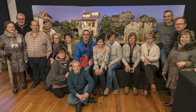 Grupo de belenistas que han participado en la elaboración de los diferentes diseños, delante del de mayor tamaño, expuestos en la casa de cultura.