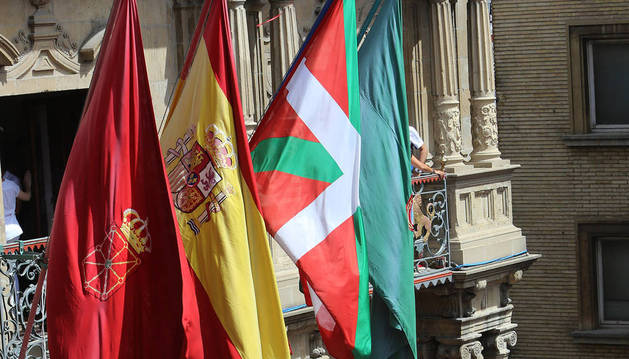 La ikurriña, entre las banderas oficiales, en el chupinazo de los pasados Sanfermines.