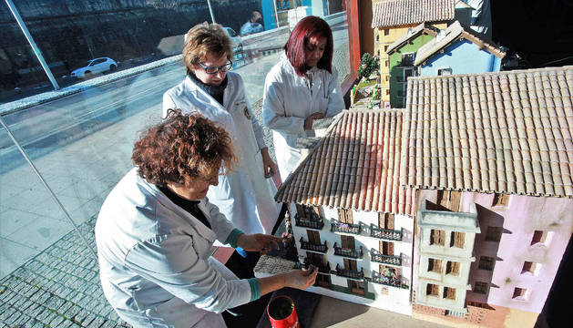 Preparación de la exposición de belenes en Baluarte