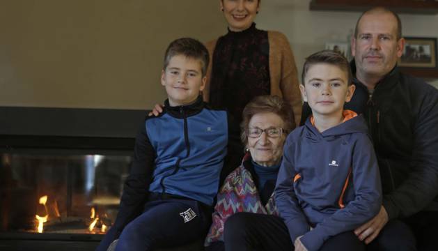 Desde la izquierda, Eduardo Echegoyen Guindano; su madre, Laura Guindano Tainta; la abuela, Araceli Tainta Rodrigo; Héctor Echegoyen Guindano y el padre, Emilio Echegoyen Asunce. Los cinco viven en casa Marcelo, una de las nueve abiertas todo el año en Javier.