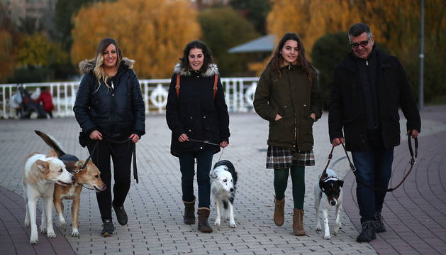 Desde la izquierda, Silvia Remón Cabodevilla con Daddy y Duna; María Armendáriz Gómez con Ura y Nicole Jaurrieta Giraldo y José Jaurrieta Esparza, con Hiru.