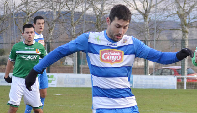 El jugador del Mendaviés, Jesús Irigaray, controla el balón en el partido ante el Cabanillas.
