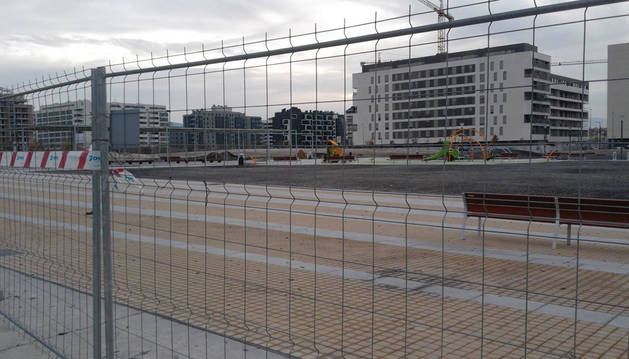 Imagen de la plaza central de Lezkairu, que continúa vallada a la espera de terminar los últimos retoques.