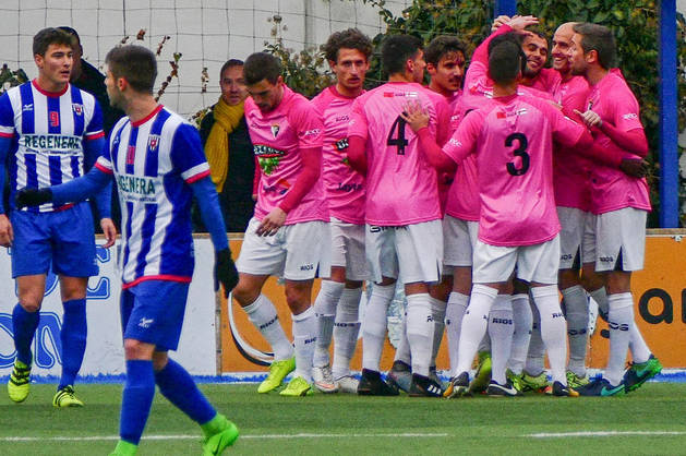 Imagen de los jugadores del Tudelano celebrando en grupo el primer tanto del partido conseguido por Adán Pérez en la primera mitad.