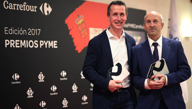 Representantes de las dos firmas premiadas por Carrefour. Martín Irurita Loyarte (socio de Grupo Lacturale), elegido mejor pyme, y Antonio Ziganda Lacunza, de Postres Ultzama, premiada por su innovación.