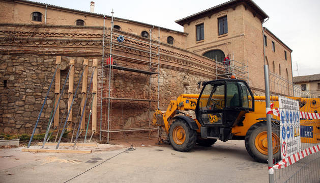 Una imagen de los trabajos que se llevan a cabo en la muralla del castillo de Cortes para eliminar las grietas aparecidas en el muro.
