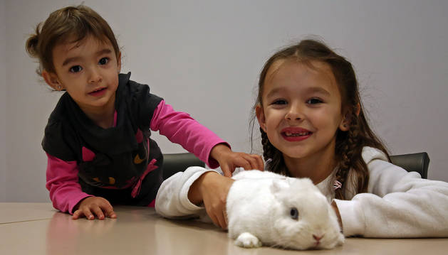 Sayoa, a la izquierda, y Nahia González Aróstegui con su mascota, Budy, una coneja enana de cuatro años.