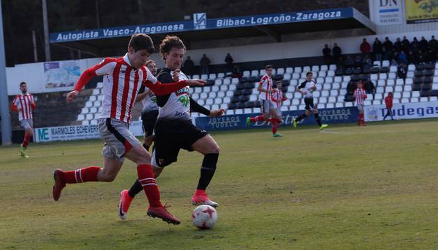 El jugador del Athletic, Jesús Areso, conduce el balón ante la presión del defensa del Tudelano, Álvaro Meseguer.