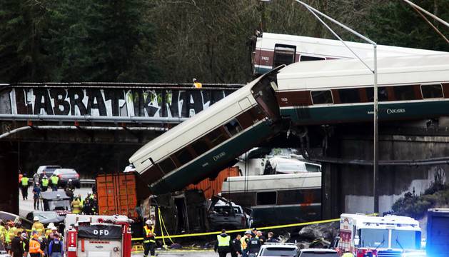 Un tren descarrila en Seattle y deja varios muertos y heridos