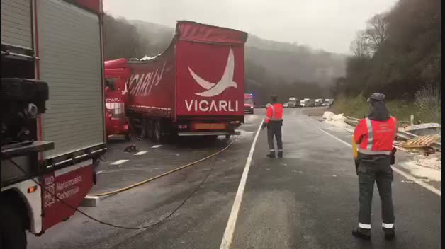 Accidente de un camión en la N-121A en Berroeta
