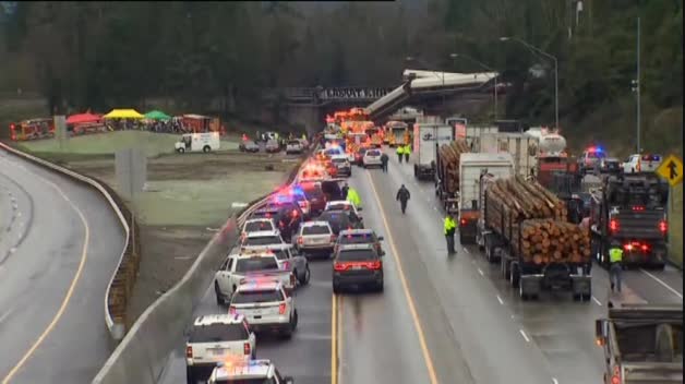 Descarrila un tren y cae sobre una autopista cerca de Seattle